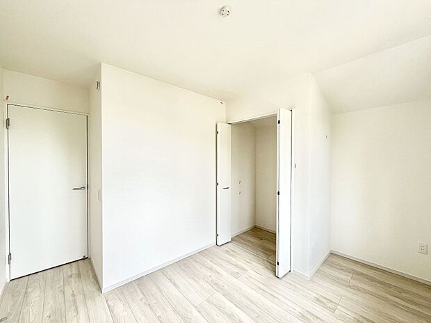 ◆2号棟◆~Bed Room~ 子供部屋はお子様にとって大変重な役割があります。子供一人で過ごす空間を与えることで、宿題や勉強時間も自然と増えまた自ら部屋の片付けや掃除なども促すことに繋がります。