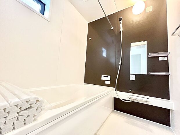 ◆2号棟◆~Bath Room~ 足を伸ばして入浴することが可能!一日の疲れを癒す貴重なバスタイムです。お子様とご一緒でも十分な広さなので、リビングとは違った家族団欒のひと時をお楽しみいただけます。