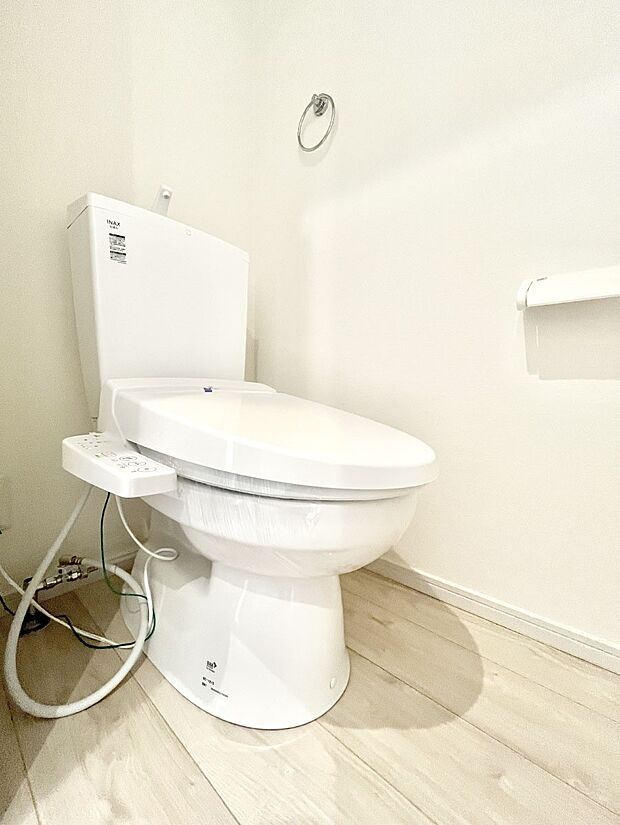 ◆2号棟◆~Toilet~ 清潔感のある水回り♪トイレはウォシュレット付きです◎トイレは毎日使わざるを得ないもの。いつも清潔を保ちたいですね。トイレが2ヶ所あるので朝の混雑時に便利です!