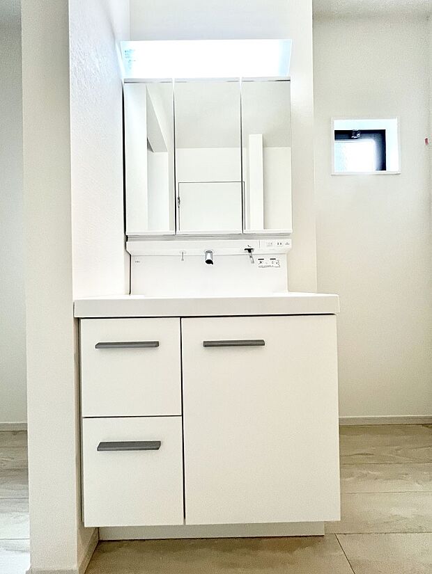 ◆2号棟◆~Dressing Room~ 暗くなりがちな洗面所も窓があると採光と換気が可能なので気持ちよくお使い頂けます。三面鏡タイプの洗面台は鏡裏収納で散らかりがちな洗面所もスッキリ♪