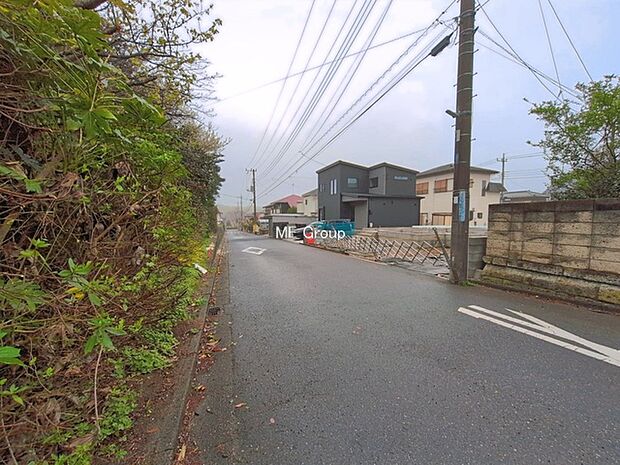 ～Exterior～　前面道路：北 9m 公道　前面道路は閑静な住宅地をはしる車通りの少ない道路。駐車の出し入れもらくらくです！ご不明点・現地見学のご希望は、お気軽にお問い合わせください！