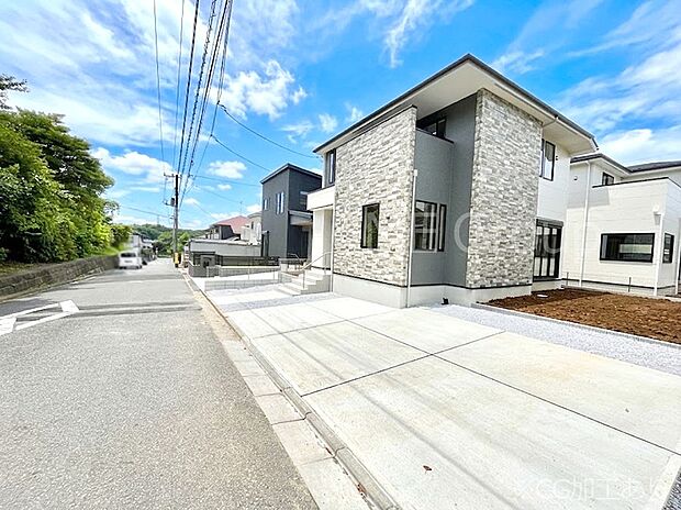 ~Exterior~ 前面道路:北 9m 公道 前面道路は閑静な住宅地をはしる車通りの少ない道路。駐車の出し入れもらくらくです!ご不明点・現地見学のご希望は、お気軽にお問い合わせください!