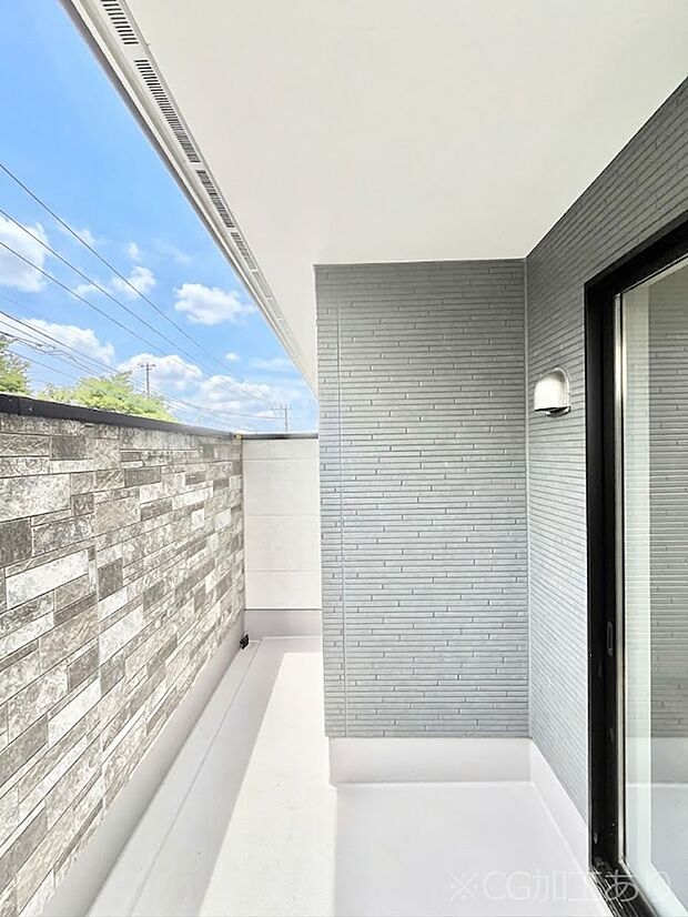 ◆2号棟◆~Balcony~ バルコニーは温かい陽がさしこみ、お布団や洗濯物を気持ちよく干すことができます。使いやすく開放的なバルコニーです♪陽ざしがたっぷり降り注ぐ、バルコニー付き住まい。