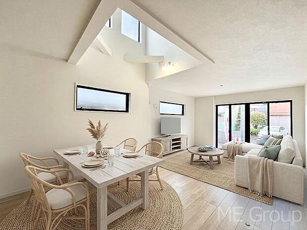 ◆3号棟◆～Living～　飽きの来ないシンプルでおしゃれなLDK。大きな窓から日差しが差し込むので室内も明るく、家族の憩いの場としてピッタリです。日当たりの良さを是非ご覧ください！※家具はCGです