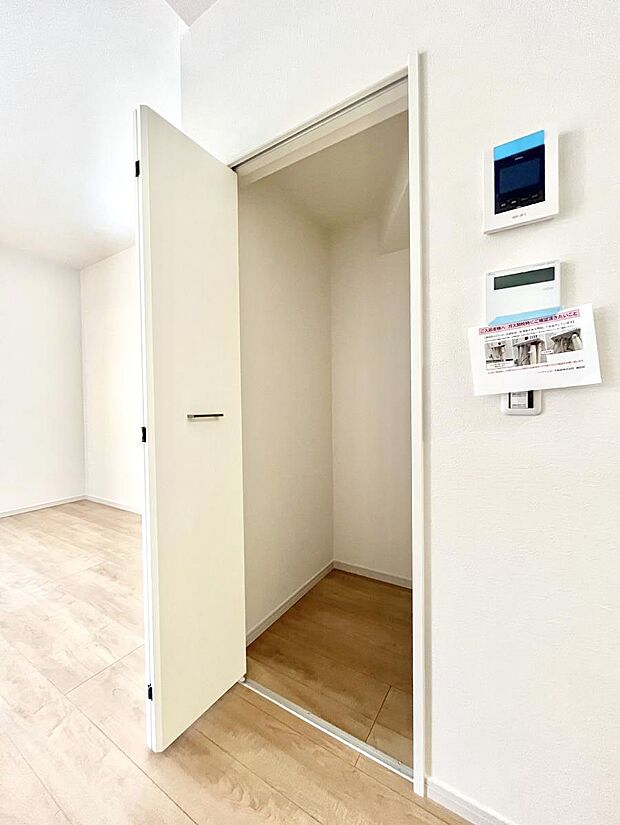 ◆3号棟◆リビング収納。ここに収納があると物が集まるLDKがスッキリ片付きそうですね。  