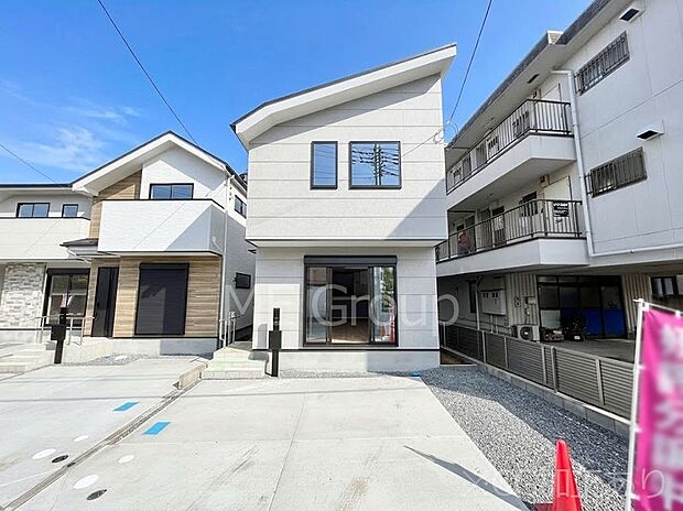 ◆3号棟◆～Exterior～　堂々たる趣ながら、主張し過ぎずどこか余裕を感じさせるシャープなフォルムで佇む邸宅は、晴天の空と照らし合わせる事で、本来あるべき完成形の姿を見せてくれます。