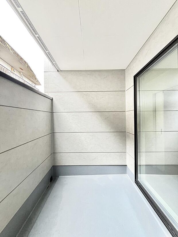 ◆3号棟◆～Balcony～  バルコニーは温かい陽がさしこみ、お布団や洗濯物を気持ちよく干すことができます。使いやすく開放的なバルコニーです♪陽ざしがたっぷり降り注ぐ、バルコニー付き住まい。  