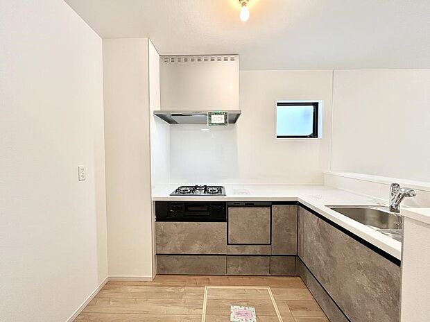 ◆1号棟◆~Kitchen~ 動線が短く、手早く作業できるL型キッチン。コーナーにスパイス類を置いてスッキリと♪ゆったりとしたキッチンコーナーは質感豊かな仕上がりとなっております。