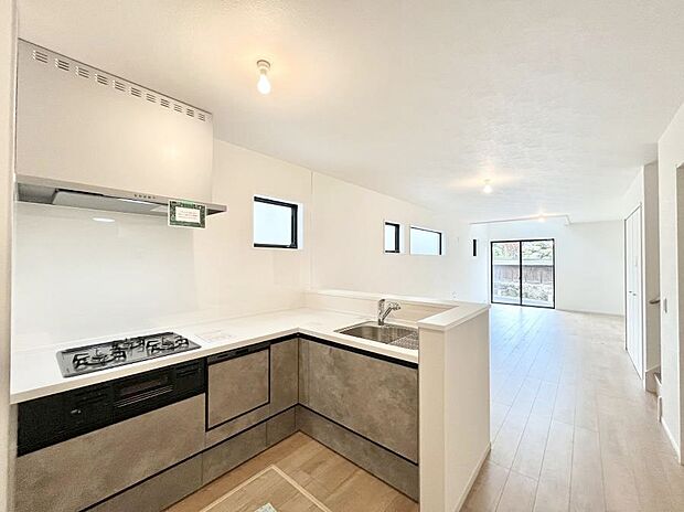 ◆1号棟◆~Kitchen~ 会話が弾むリビング、料理が愉しくなるキッチン。家は、ただ生活する場ではなく、暮らしを愉しく、快適にする場所。笑顔の毎日、安らぎの日々のために、最新の設備・仕様を採用。