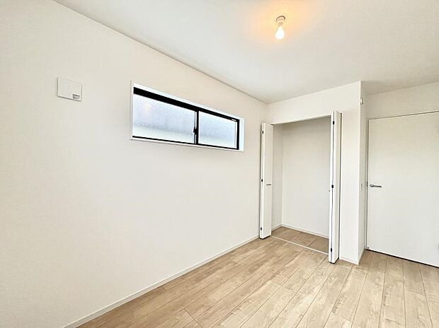 ◆1号棟◆～Bed Room～  居室には収納クローゼットを完備！普段使いのお洋服や小物はもちろん、季節物のお洋服などもしっかりと整理整頓おしまい頂けます。  居室空間を広く使用できますね。