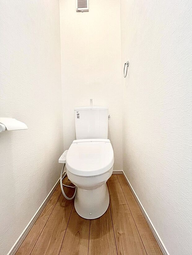 ◆1号棟◆~Toilet~ 清潔感のある水回り♪トイレはウォシュレット付きです◎トイレは毎日使わざるを得ないもの。いつも清潔を保ちたいですね。トイレが2ヶ所あるので朝の混雑時に便利です!