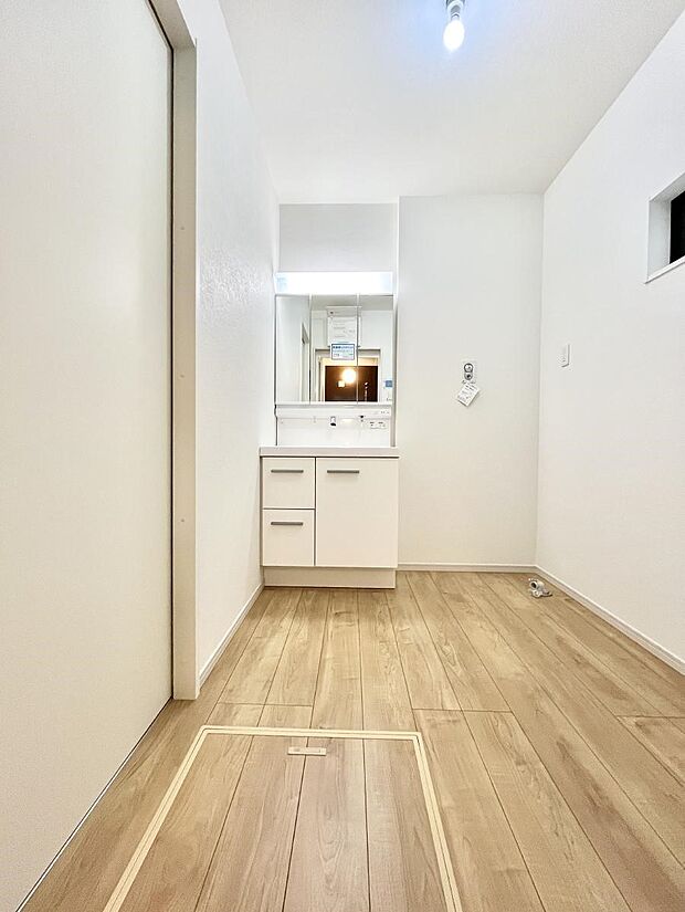 ◆1号棟◆～Dressing Room～  清潔感溢れる色合いで統一されていると、スッキリと整った印象をうけます。鏡の裏にはたっぷりと収納スペースを標準装備！水廻りは、シンプルかつ機能性を重視して。