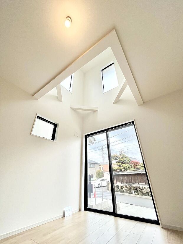 ◆1号棟◆明るい日差しが差し込む吹き抜け設計