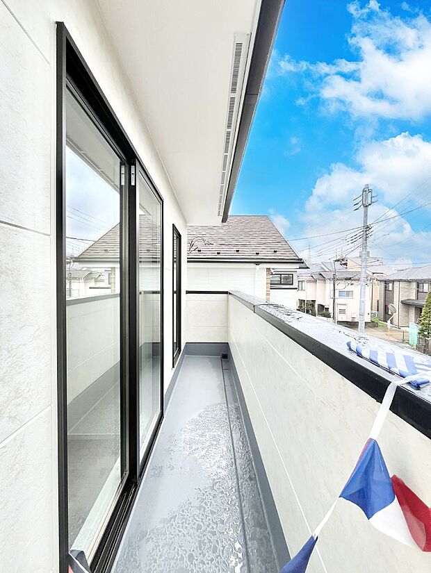 ◆1号棟◆～Balcony～  大きな空に囲まれた気持ちのいい家。  バルコニーを覗くだけで圧倒的な開放感に包まれます。  バルコニーは陽がさしこみお布団や洗濯物を気持ちよく干すことができます。
