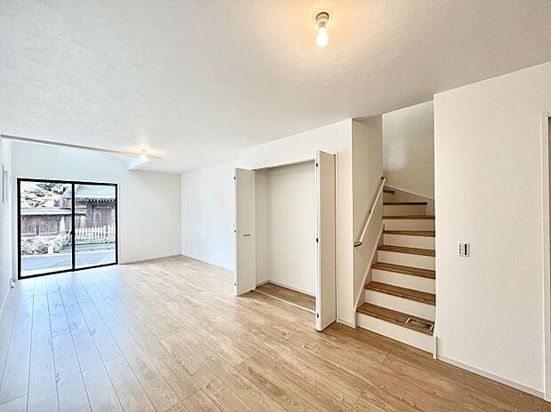 ◆1号棟◆~Living~ リビングに階段のある間取りです♪家族のコミュニケーションがスムーズに取れますね♪ゆとりある暮らしと心地よい住環境が紡ぐ贅沢な時間をご家族みんなでお過ごし下さい。