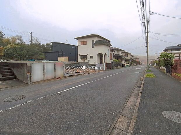 ～Exterior～　前面道路：南 6m 公道　前面道路は閑静な住宅地をはしる車通りの少ない道路。駐車の出し入れもらくらくです！ご不明点・現地見学のご希望は、お気軽にお問い合わせください！
