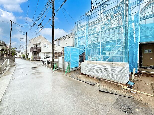 ~Exterior~ 前面道路は閑静な住宅地をはしる車通りの少ない道路。駐車の出し入れもらくらくです!ご不明点・現地見学のご希望は、お気軽にお問い合わせください!