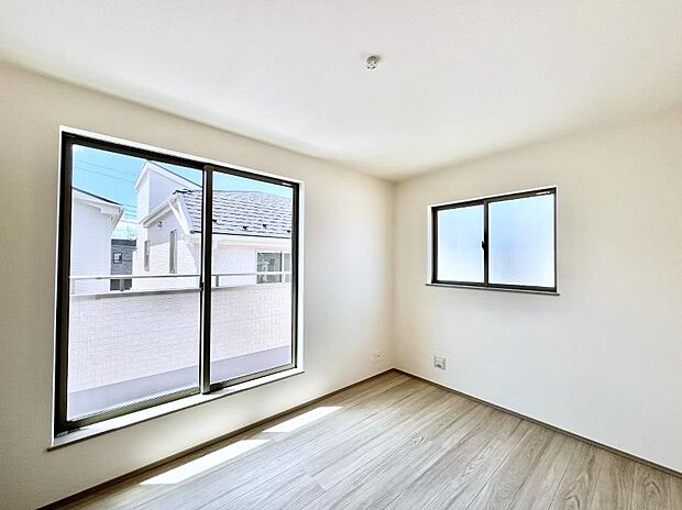◆2-F号棟◆~Bed Room~ 2面採光を確保した明るい室内は、風通しも良く、大変居心地の良い空間となっております。爽やかな風を感じて起きる朝は、快適生活の始まりに!日当たりが良い住まい♪
