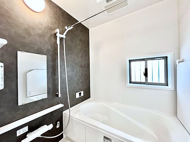 ◆2-F号棟◆~Bath Room~ 窓付きのバスルームは、採光もあり明るく気持ちの良い空間です。窓があることで、換気環境も良好。ゆったり寛げるバスルームで、毎日のバスタイムが楽しみになりそうです。
