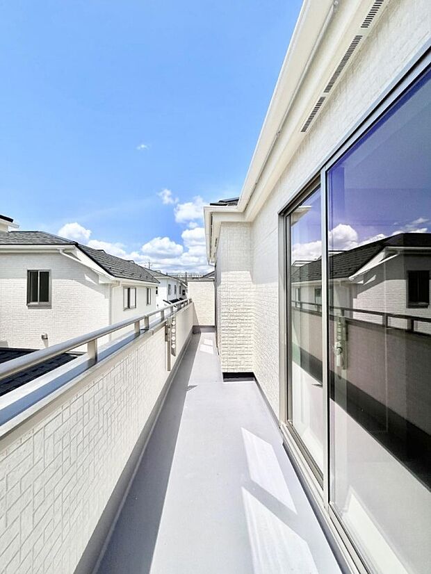 ◆2-F号棟◆~Balcony~ 南向きのバルコニーの前には雲以外に太陽を遮るものがありません。お洗濯物も乾きやすく、何より明るく気持ちのいい光が入ってきます。使いやすく開放的なバルコニーです♪