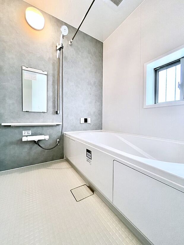 ◆2-C号棟◆~Bath Room~ 窓付きのバスルームは、採光もあり明るく気持ちの良い空間です。窓があることで、換気環境も良好。ゆったり寛げるバスルームで、毎日のバスタイムが楽しみになりそうです。
