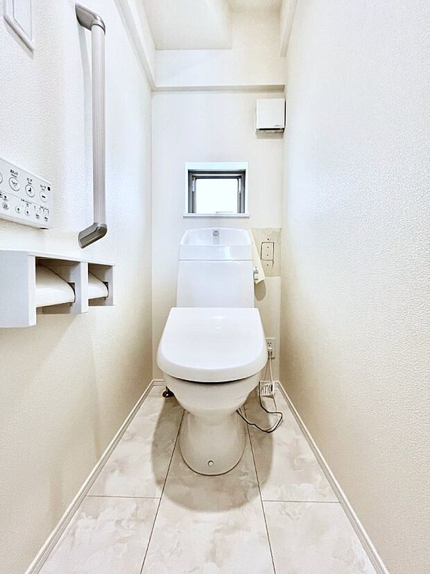 ◆2-C号棟◆~Toilet~ 清潔感のある水回り♪トイレはウォシュレット付きです◎トイレは毎日使わざるを得ないもの。いつも清潔を保ちたいですね。トイレが2ヶ所あるので朝の混雑時に便利です!