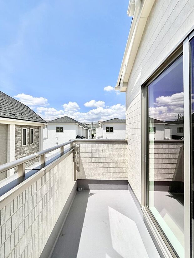 ◆2-C号棟◆~Balcony~ 南向きのバルコニーの前には雲以外に太陽を遮るものがありません。お洗濯物も乾きやすく、何より明るく気持ちのいい光が入ってきます。使いやすく開放的なバルコニーです♪