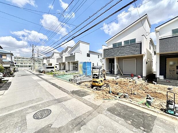 ～Exterior～　前面道路は閑静な住宅地をはしる車通りの少ない道路。駐車の出し入れもらくらくです！ご不明点・現地見学のご希望は、お気軽にお問い合わせください！