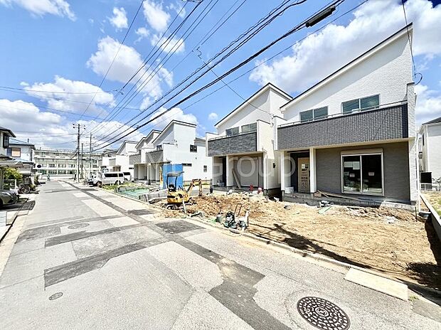 ～Exterior～　前面道路は閑静な住宅地をはしる車通りの少ない道路。駐車の出し入れもらくらくです！ご不明点・現地見学のご希望は、お気軽にお問い合わせください！