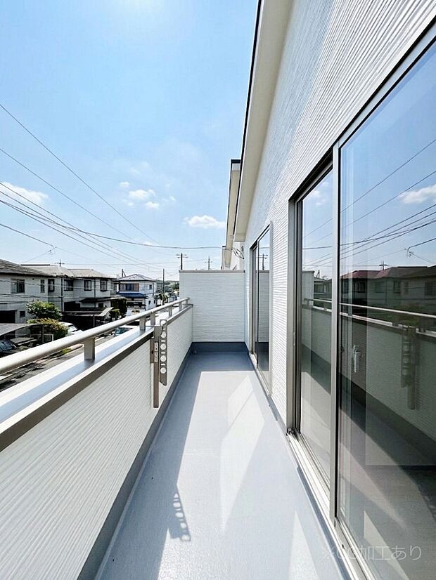 2部屋から出入りできるバルコニーで毎日のお洗濯やお布団干しもラクラク快適に!