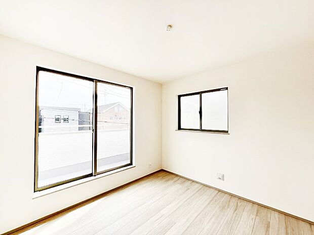 バルコニーから入り込む陽光がお部屋全体を優しく包み込みます!