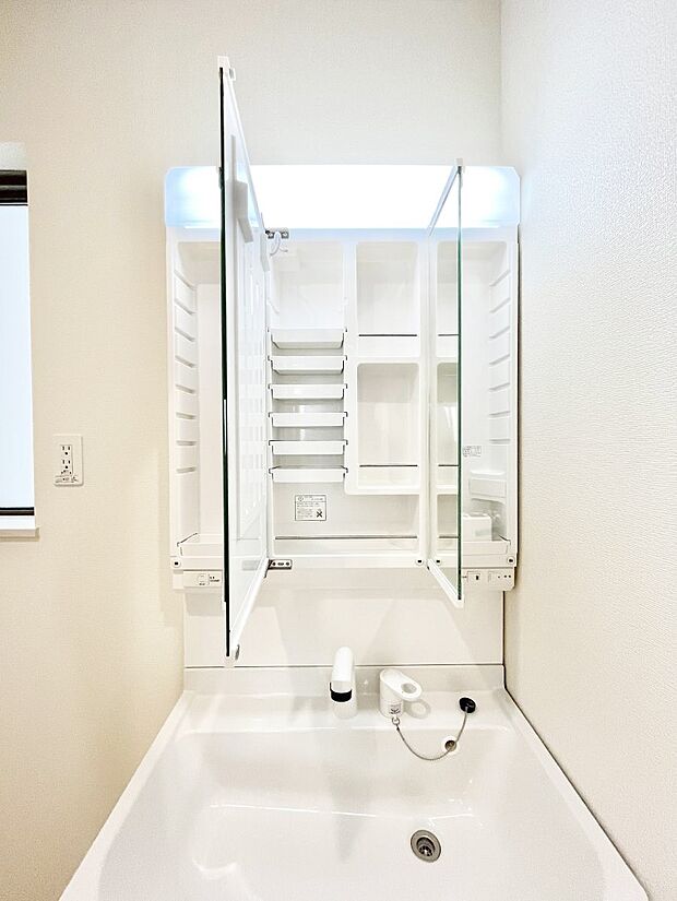 三面鏡の裏に、化粧品や衛生用品などを収納可能。洗面台をすっきりと保ちます！