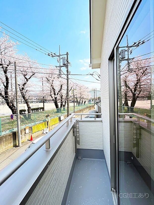 ～Balcony～  大きな空に囲まれた気持ちのいい家。  バルコニーを覗くだけで圧倒的な開放感に包まれます。  バルコニーは陽がさしこみお布団や洗濯物を気持ちよく干すことができます。