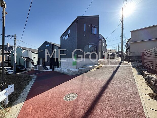 〜Exterior〜 前面道路は閑静な住宅地をはしる車通りの少ない道路。駐車の出し入れもらくらくです!ご不明点・現地見学のご希望は、お気軽にお問い合わせください!