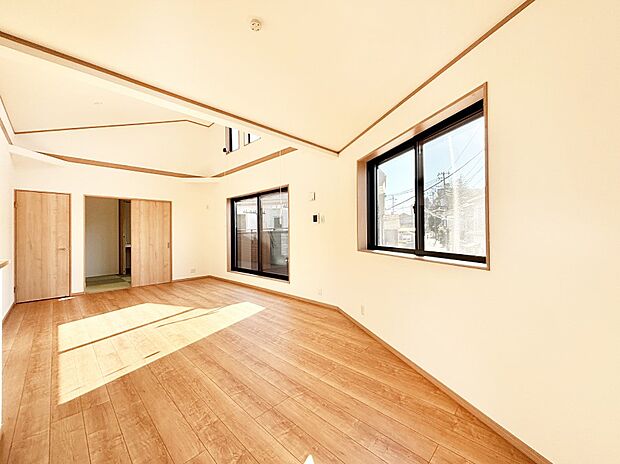 〜Living〜 家族の食事や団らんのほか、子どもを遊ばせたり、友人を招いたりするLDKは住まいの中心。長時間過ごす場所だから、その空間は住まい全体の居心地を左右します。