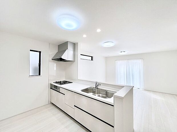 ~Kitchen~ リビングが見渡せるカウンターキッチン。 料理をしながら家族とコミュニケーションをとれるだけでなく、大きな開放感も得ることができます。 お子様の成長も感じることができますね!