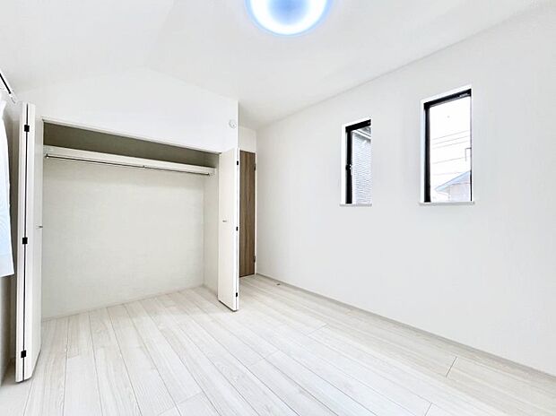 ~Bed Room~ 全居室には収納クローゼットを完備!普段使いのお洋服や小物はもちろん、季節物のお洋服などもしっかりと整理整頓おしまい頂けます。 居室空間を広く使用できますね。