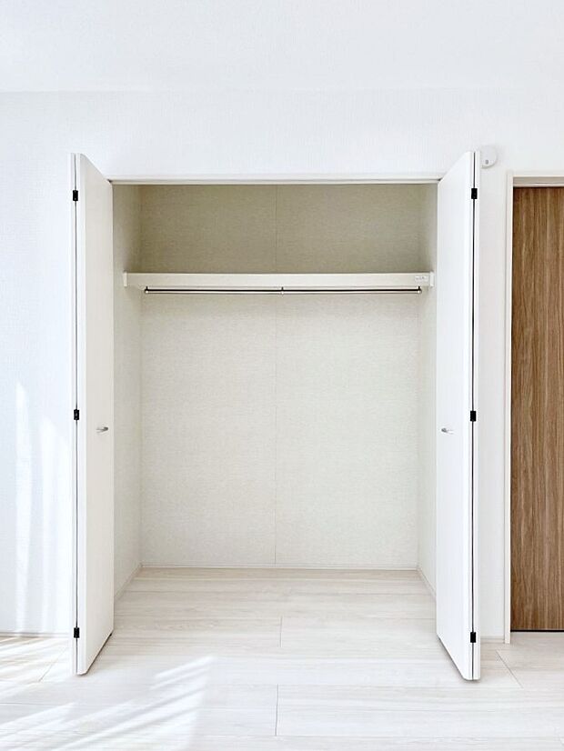 ~Closet~ 壁面クローゼットがあればタンスを置く必要がなく、出っ張りのないスッキリ空間を維持できます。限られたスペースを有効に活用できそう。季節の衣類や趣味の品などたっぷり収納出来ますね♪