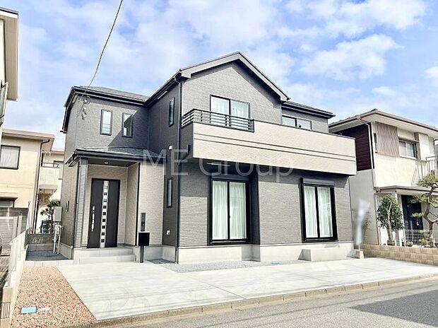 ~Exterior~ 堂々たる趣ながら、主張し過ぎずどこか余裕を感じさせるシャープなフォルムで佇む邸宅は、晴天の空と照らし合わせる事で、本来あるべき完成形の姿を見せてくれます。