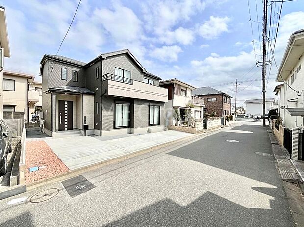 ~Exterior~ 前面道路は閑静な住宅地をはしる車通りの少ない道路。駐車の出し入れもらくらくです!ご不明点・現地見学のご希望は、お気軽にお問い合わせください!