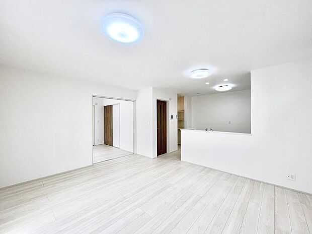 ~Living~ 家族の食事や団らんのほか、子どもを遊ばせたり、友人を招いたりするLDKは住まいの中心。長時間過ごす場所だから、その空間は住まい全体の居心地を左右します。