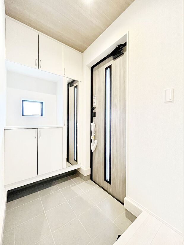 ◆2号棟◆～Entrance～　下駄箱ミラー付なので、お出かけ前の身だしなみチェックに◎玄関はお客様をお出迎えする一番最初の場所、帰ってくる時に入る最初の場所。そんな場所だからこそ、より良い空間に♪