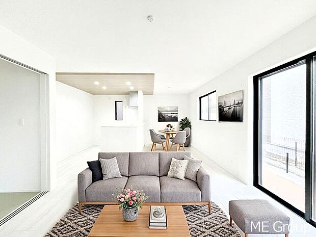 ◆2号棟◆～Living～　家族の会話や笑顔が行き交うリビングです。大きなソファやダイニングテーブルでゆったり食事をしたりくつろぎたい♪そんな夢が叶えられる空間です！※家具はCGです