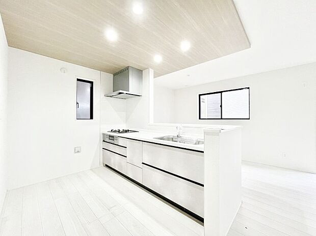 ◆2号棟◆～Kitchen～　自然光が入る窓のあるキッチン☆毎日使う場所だからこそ、使い勝手を考慮しました。ゆったりとしたキッチンコーナーは質感豊かな仕上がりとなっております。