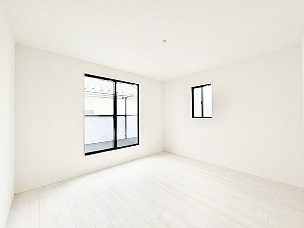 ◆2号棟◆～Bed Room～　2面採光を確保した明るい室内は、風通しも良く、大変居心地の良い空間となっております。爽やかな風を感じて起きる朝は、快適生活の始まりに！