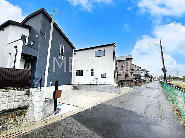 ～Exterior～　前面道路：北 4m 公道　前面道路は閑静な住宅地をはしる車通りの少ない道路。駐車の出し入れもらくらくです！ご不明点・現地見学のご希望は、お気軽にお問い合わせください！