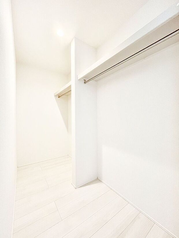 ◆2号棟◆～Walk-in Closet～　たくさんの洋服をかけてもシワになりにくいウォークインクローゼット。洋服以外にも、普段使わない家電やスーツケース、ストック品など何でも片付く嬉しい空間です。