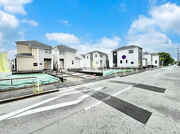 ~Exterior~ 前面道路は閑静な住宅地をはしる車通りの少ない道路。駐車の出し入れもらくらくです!ご不明点・現地見学のご希望は、お気軽にお問い合わせください!