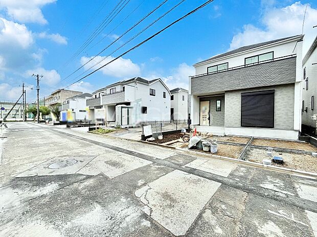 ～Exterior～　前面道路は閑静な住宅地をはしる車通りの少ない道路。駐車の出し入れもらくらくです！ご不明点・現地見学のご希望は、お気軽にお問い合わせください！