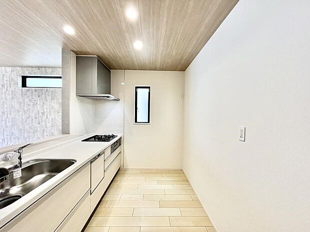 ◆A号棟◆～Kitchen～　自然光が入る窓のあるキッチン☆毎日使う場所だからこそ、使い勝手を考慮しました。ゆったりとしたキッチンコーナーは質感豊かな仕上がりとなっております。